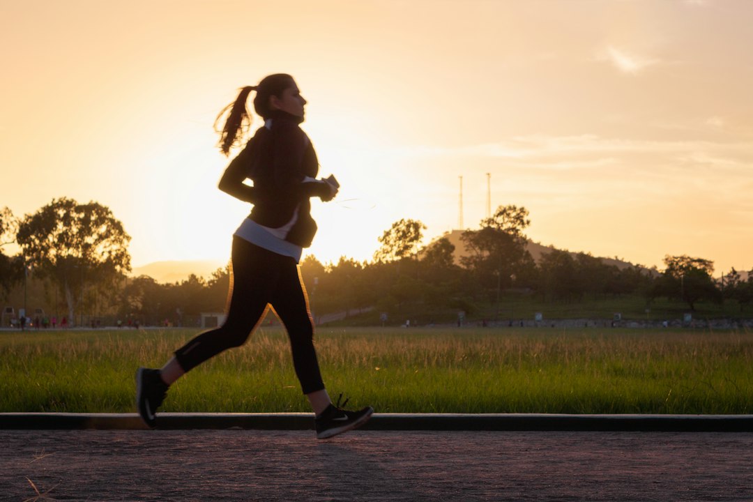 Corredora entrenando al aire libre